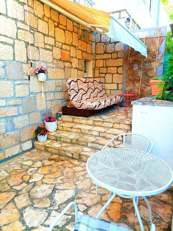 Apartment with Mountain View image 1