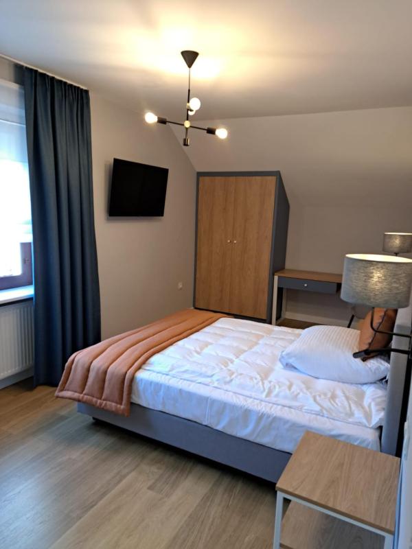 Standard Double Room with Shared Bathroom image 2