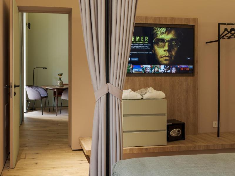 Deluxe Room image 2