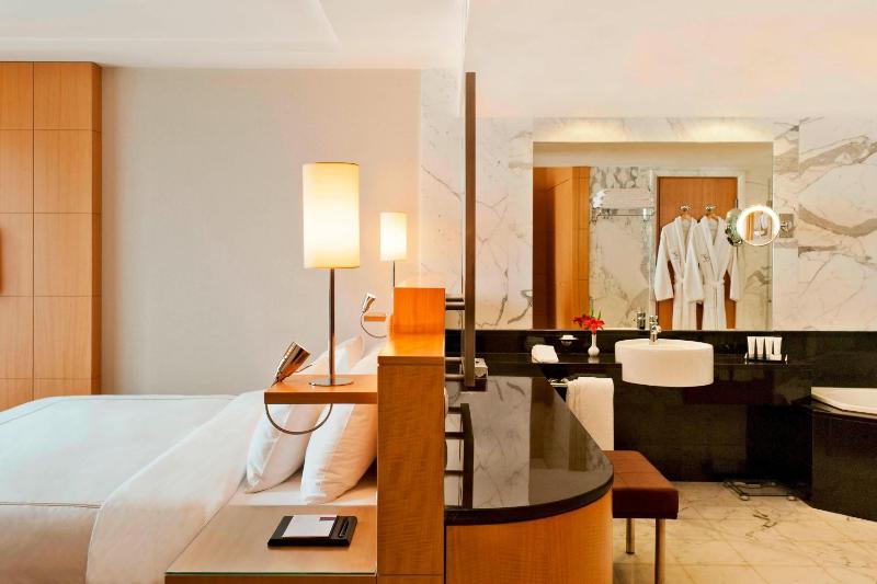 Deluxe Executive Suite image 4