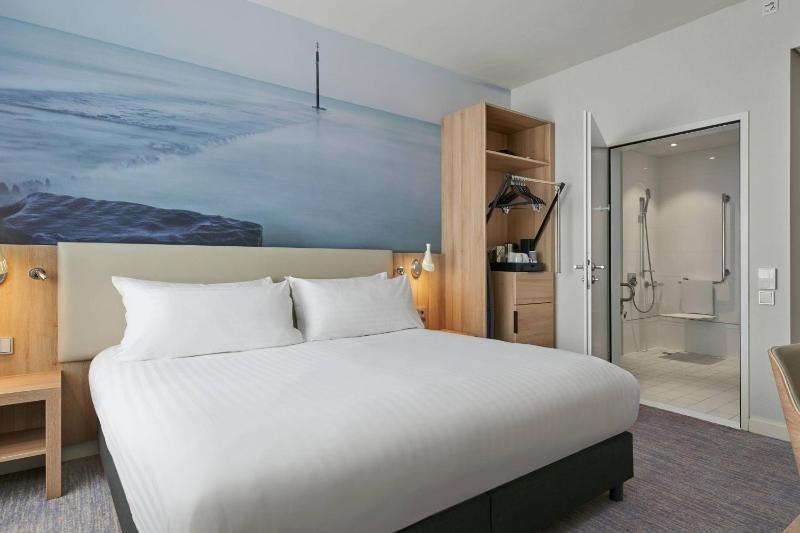 Deluxe Room, Guest room, 1 King image 4