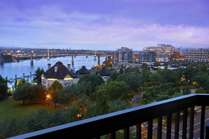 Guest room, 1 King, Willamette River view image 4