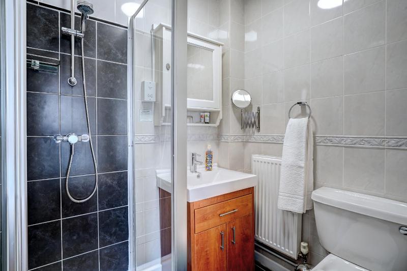 Deluxe Double Room with En-Suite Shower image 2