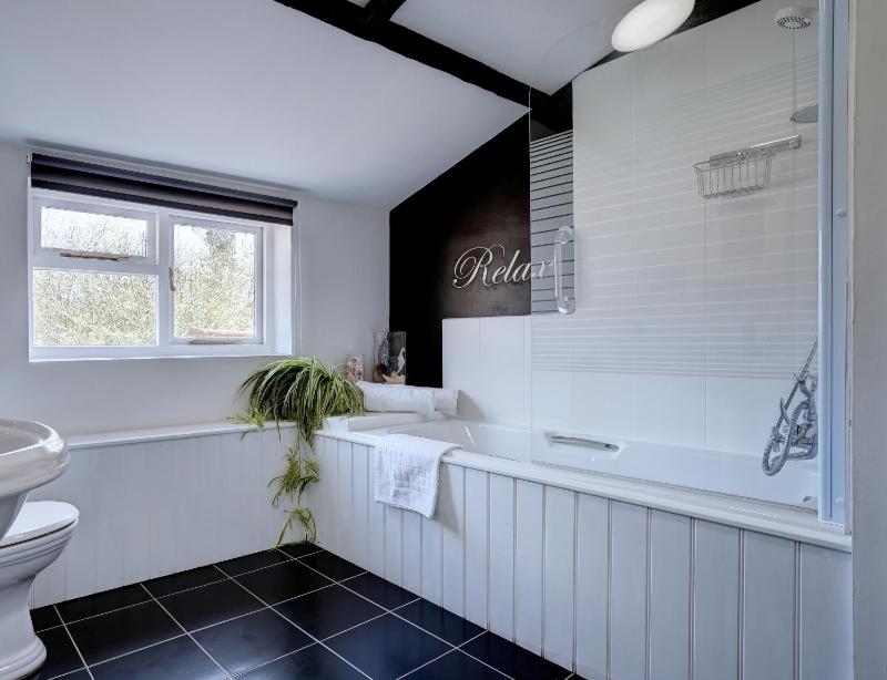 Standard Twin Room with Private Bathroom image 2
