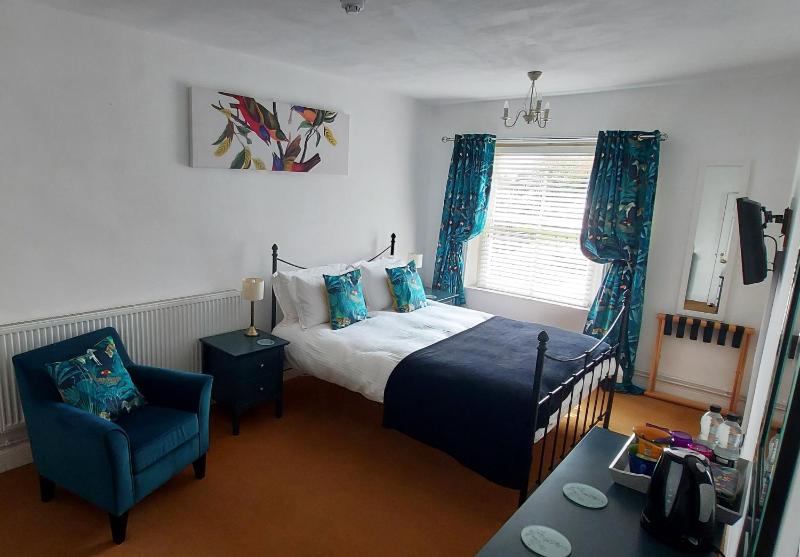 Deluxe Double Room with En-suite Bath image 3