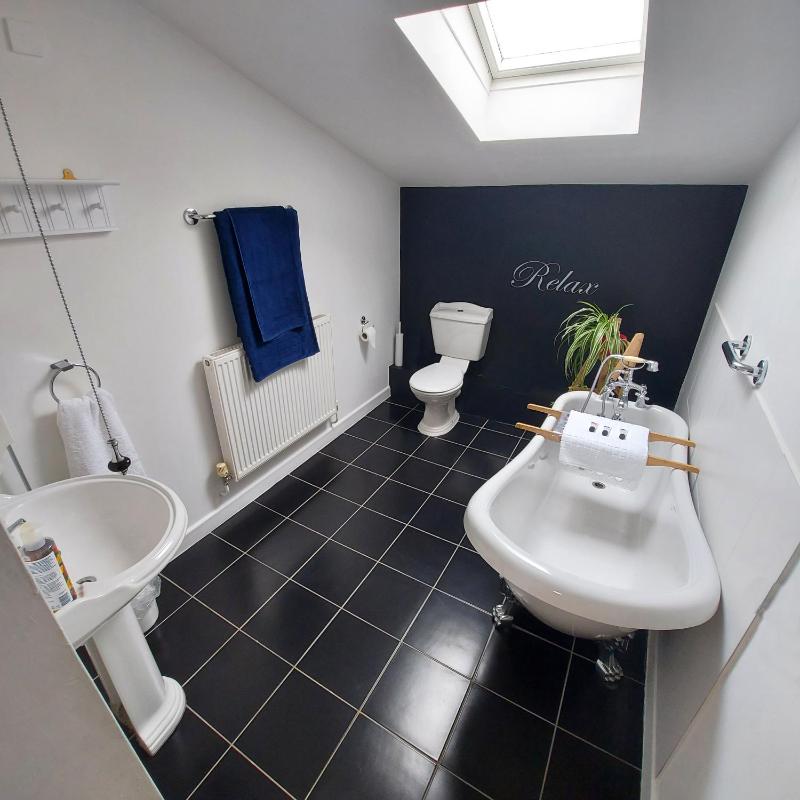 Deluxe Double Room with En-suite Bath image 2