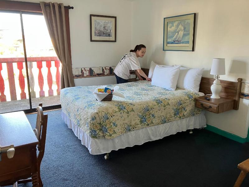 Standard Queen Room image 4