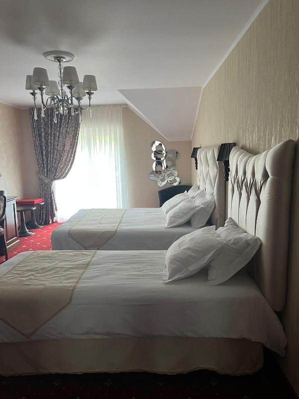 Triple Room with Balcony image 4