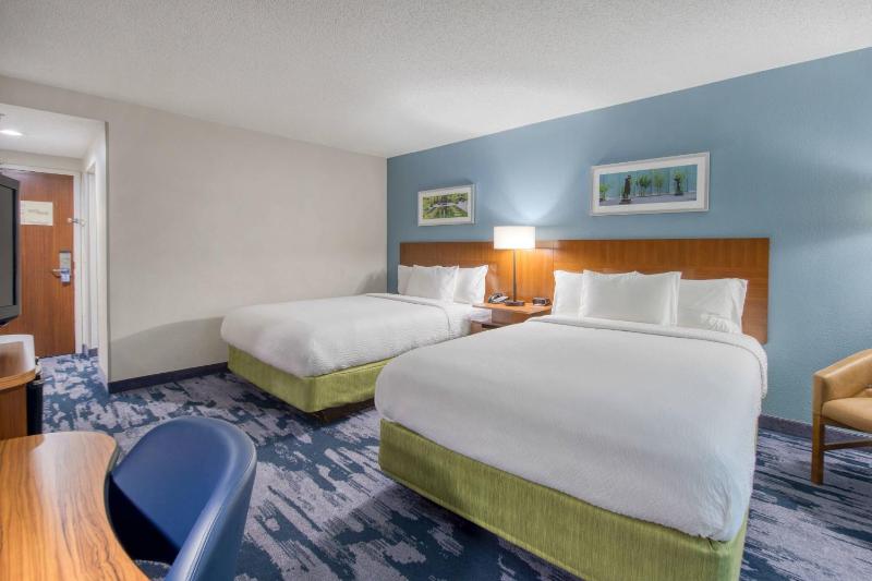Queen Room with Two Queen Beds image 3