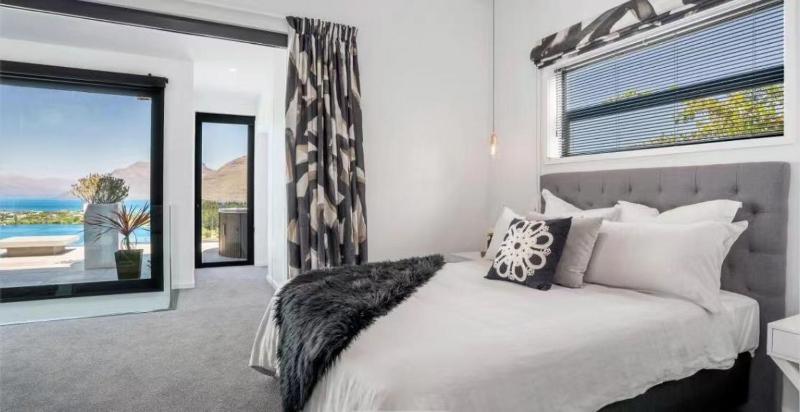 Magnificent Lakeview Modern Luxury - image 20