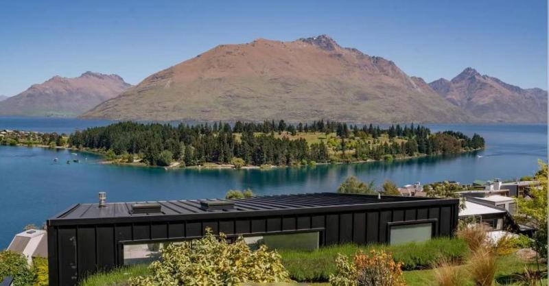 Magnificent Lakeview Modern Luxury - image 3