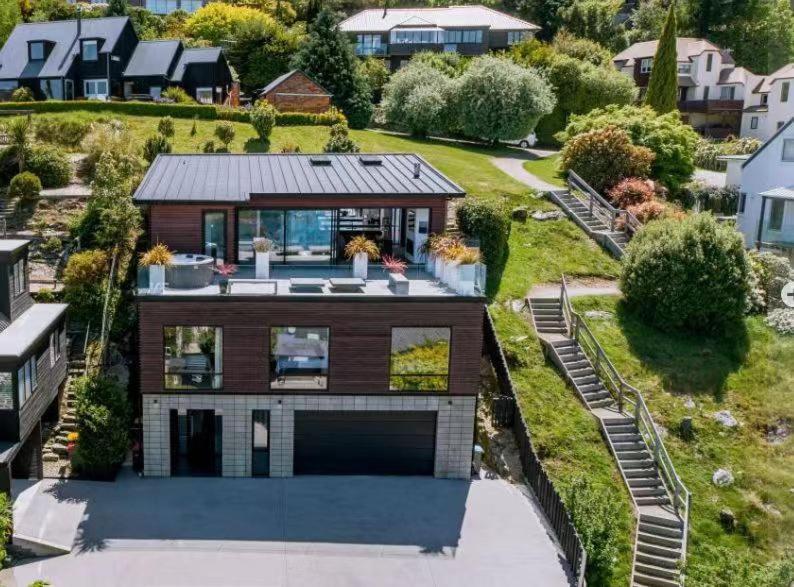 Magnificent Lakeview Modern Luxury - image 2