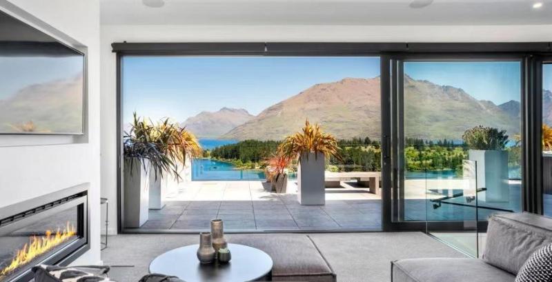 Magnificent Lakeview Modern Luxury - image 22