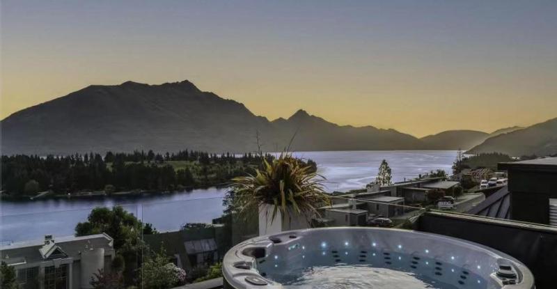 Magnificent Lakeview Modern Luxury - image 25