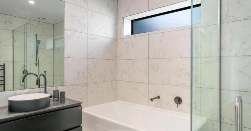 Magnificent Lakeview Modern Luxury - image 17