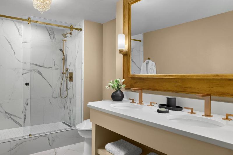 Caroline Astor Suite with Two Double Beds image 4