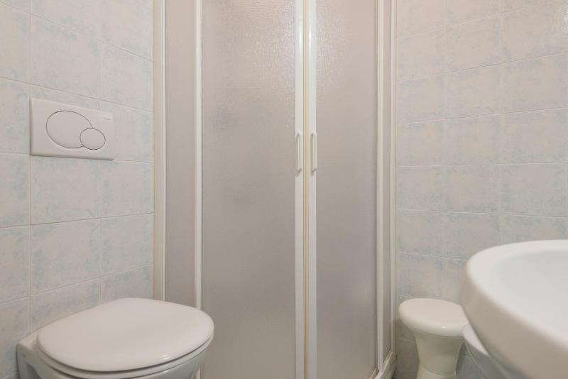 Small Double Room image 4