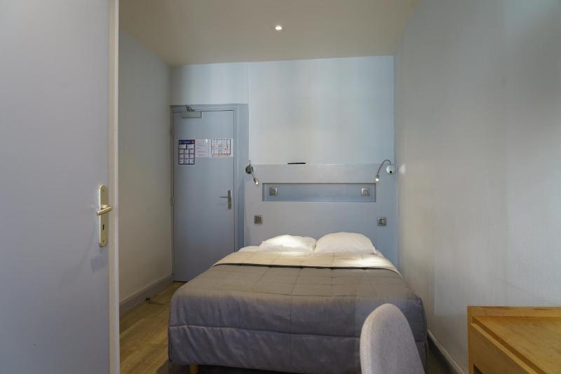 Standard Double Room image 4