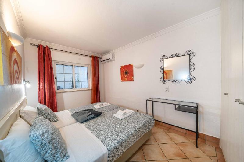 One-Bedroom Apartment image 2