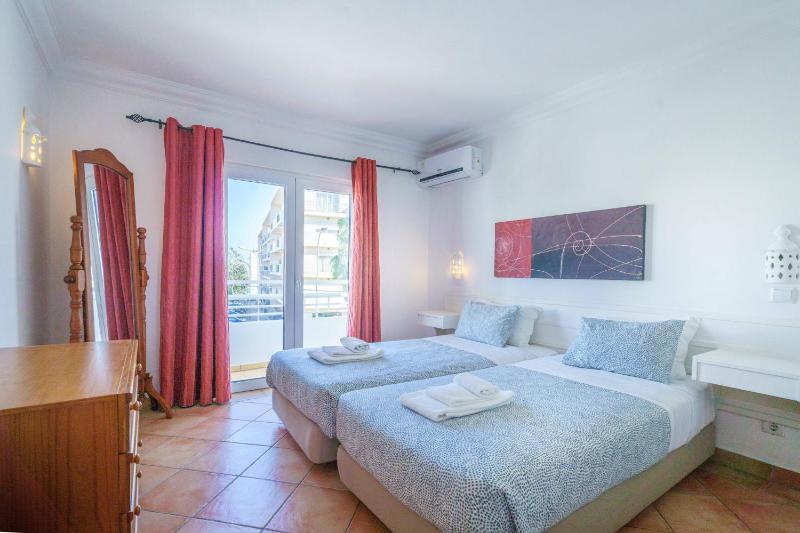 One-Bedroom Apartment image 4