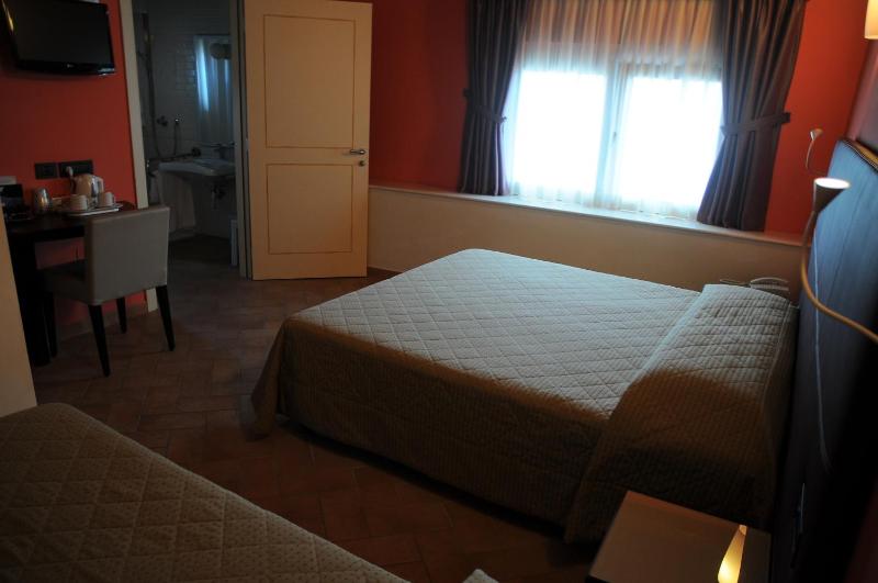 Basic Triple Room image 3