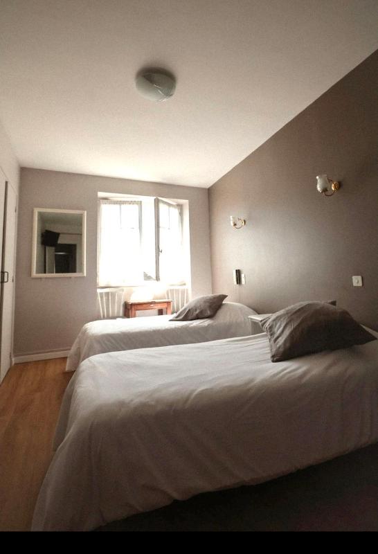 Twin Room with Private Bathroom image 3