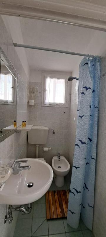 Small Double Room image 3
