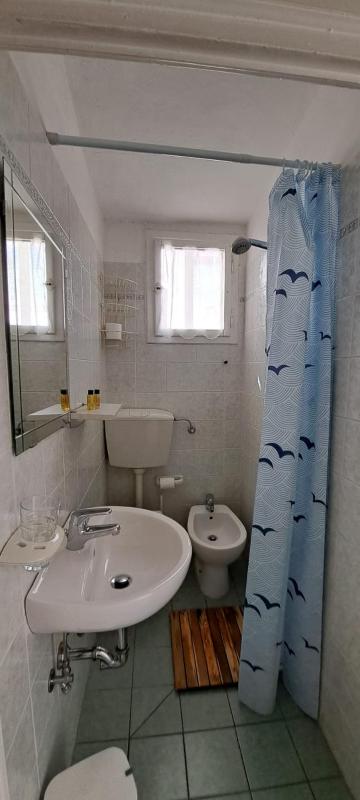 Small Double Room image 4