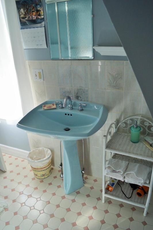 King Suite with Balcony image 3