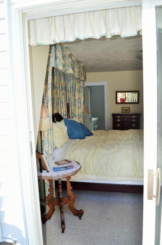 King Suite with Balcony image 2