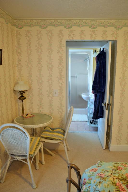 Queen Room image 2