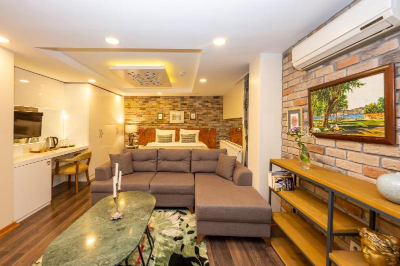 Junior Suite with Hot Tub image 4