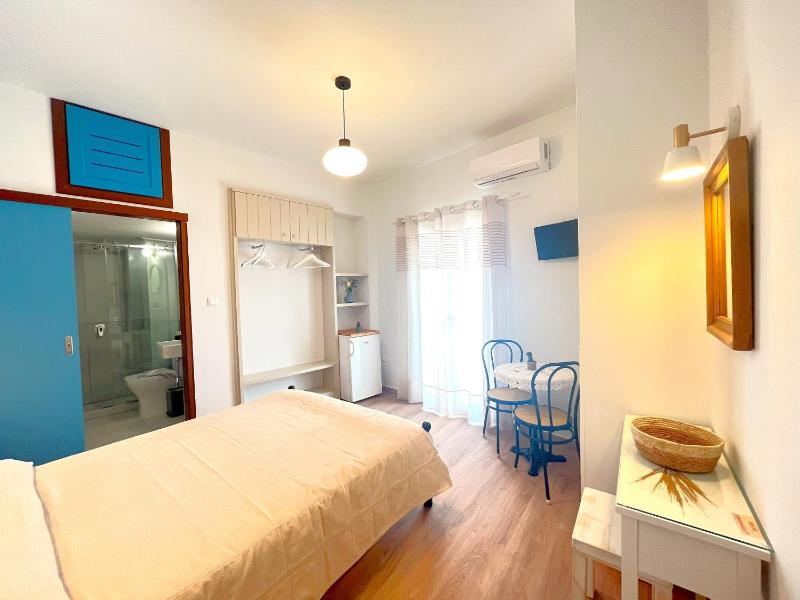 Double Room with Balcony and Sea View image 1