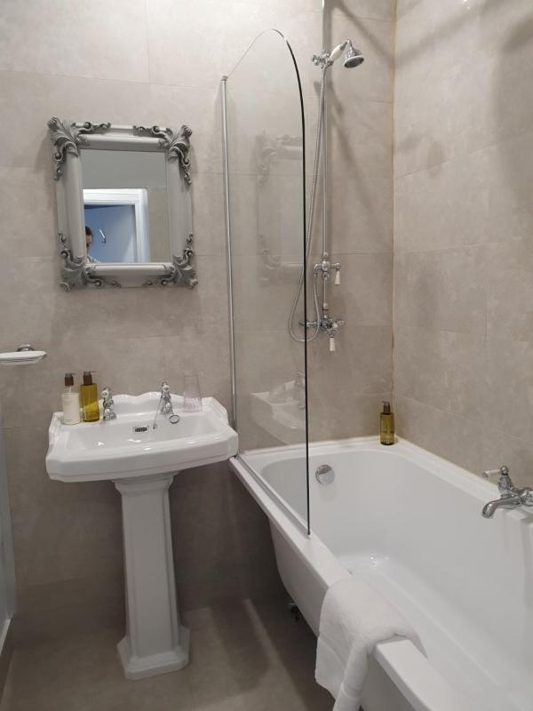 Standard Double Room image 3