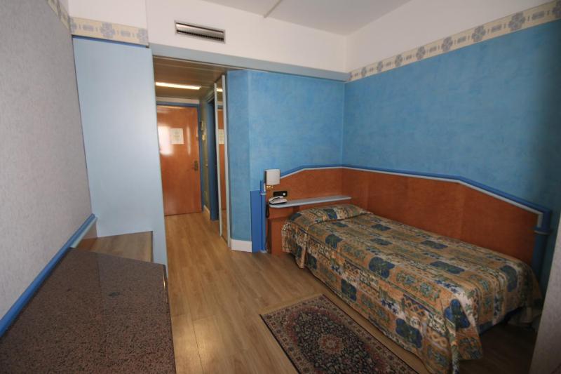 Single Room image 3