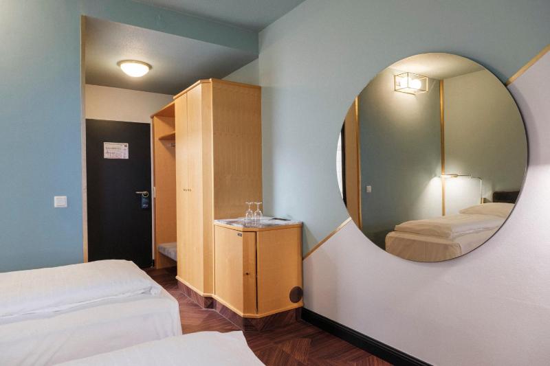 Comfort Twin Room image 4