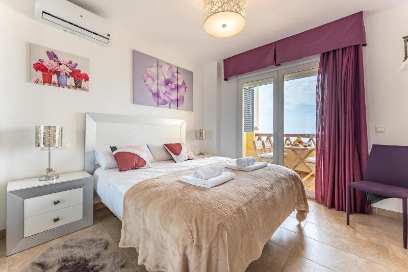 Spectacular Sea views parking and pool - image 23