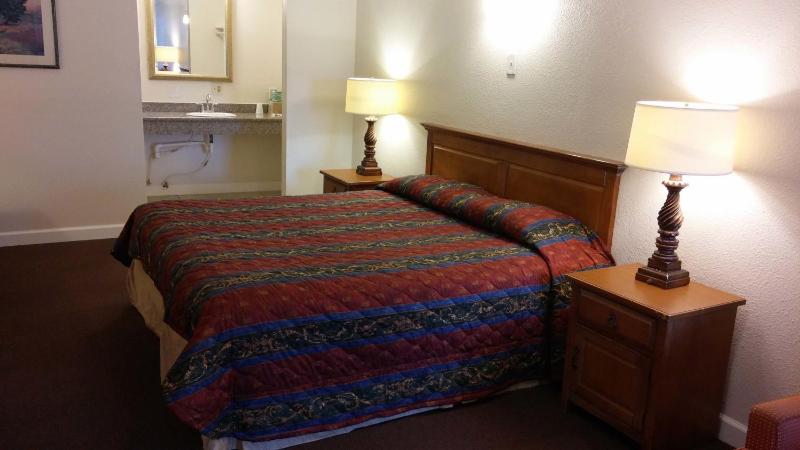 Standard Single Room with One King Bed image 4