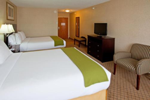 Standard Room with Two Queen Beds image 4