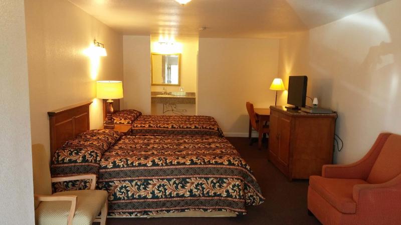 Deluxe Queen Room with Two Queen Beds image 3
