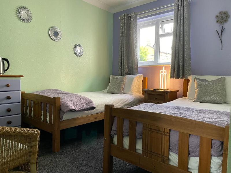 Standard Twin Room image 4
