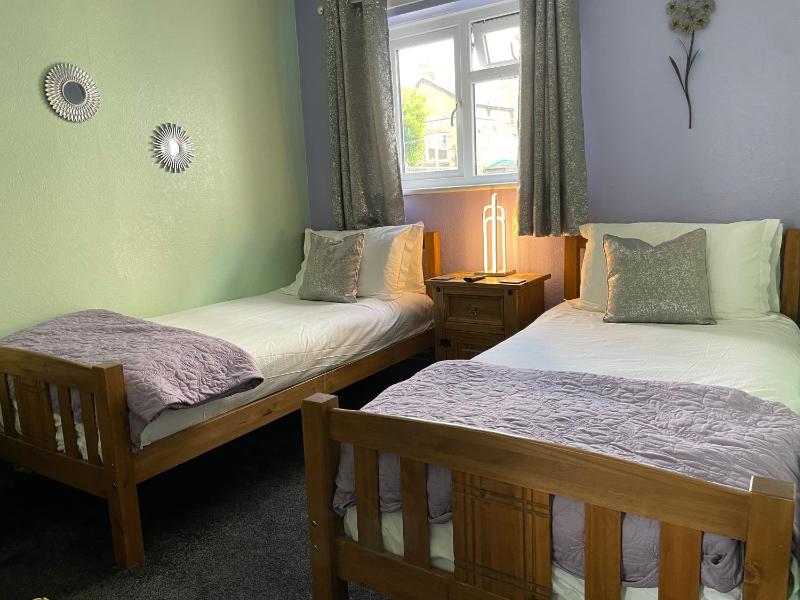 Standard Twin Room image 1