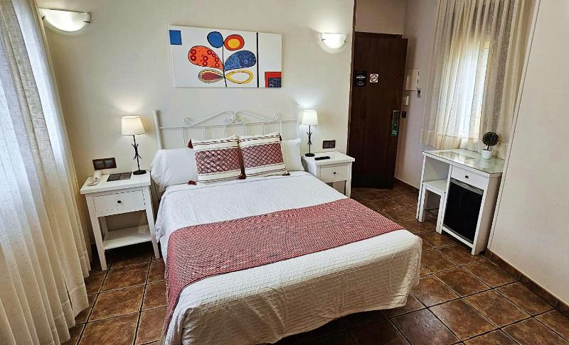 Double Room image 3