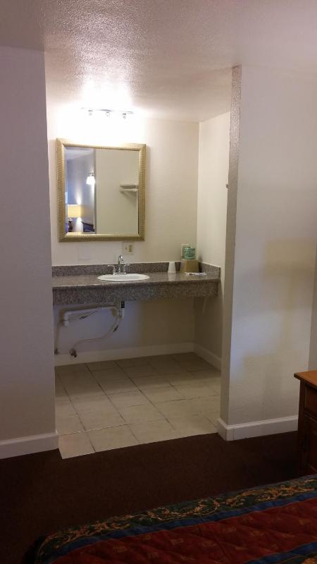 Standard Single Room with One King Bed image 4