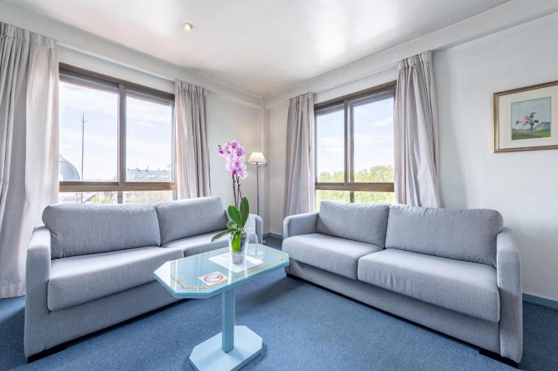 Studio (2 Adults + 1 Child) image 3