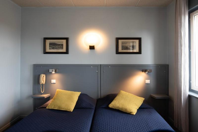 Twin Room image 4