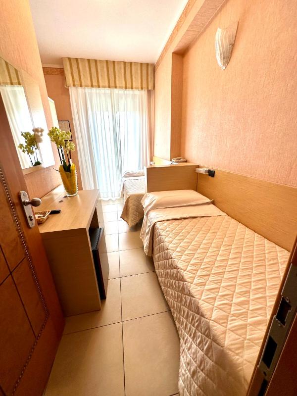 Budget Twin Room image 2