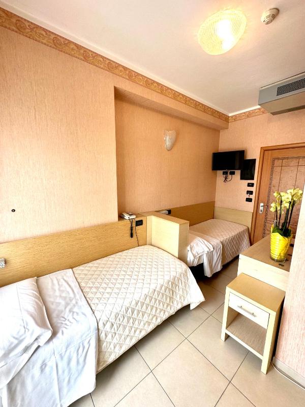 Budget Twin Room image 3