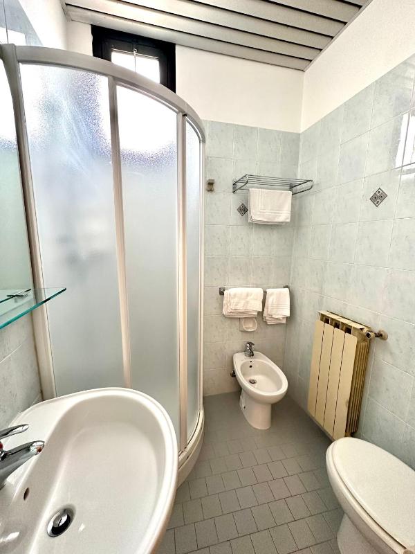 Standard Double or Twin Room with side Sea View image 4