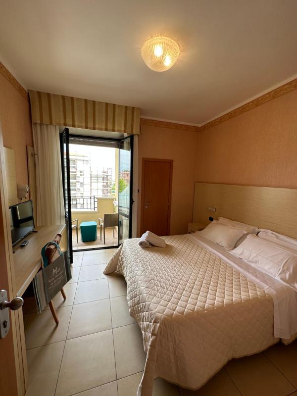 Standard Double or Twin Room with side Sea View image 3